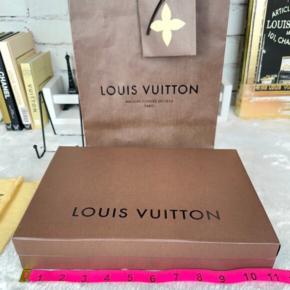 Louis Vuitton Medium Box, Dust Bag, Shopping Bag and gift note card tag - Picture 6 of 8